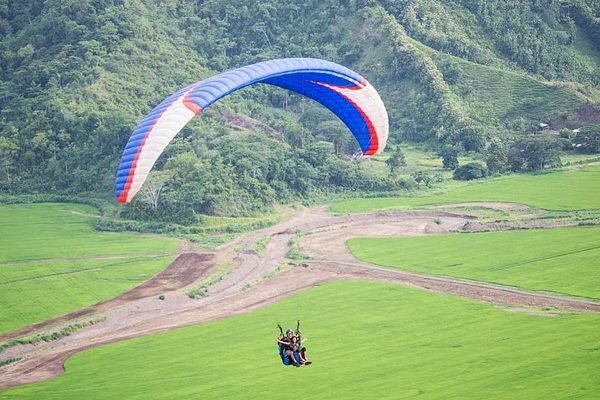 View of a Jaco Paragliding Tour group in the air